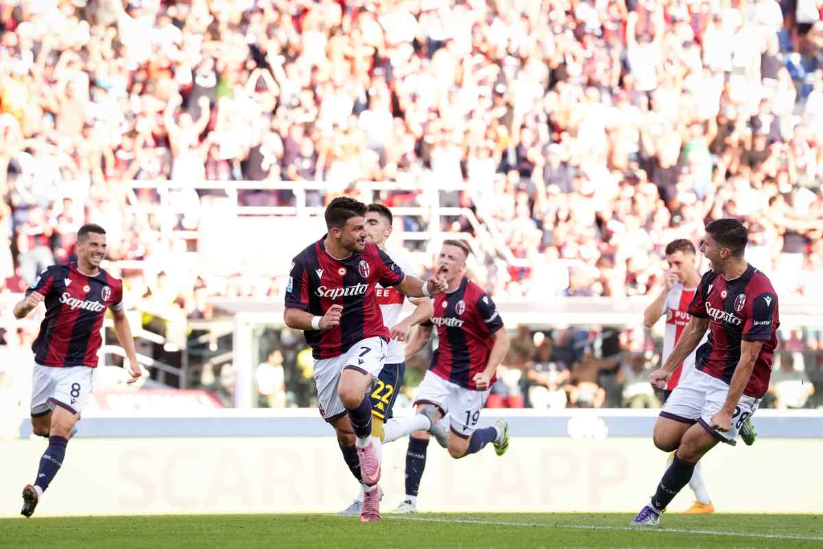 i giocatori del Bologna esultano dopo il gol di Orsolini