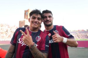 Castro e Orsolini fanno il segno della vittoria