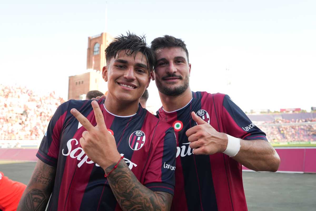 Castro e Orsolini fanno il segno della vittoria