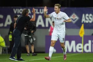 Conte dà il cinque a Hojlund