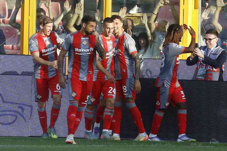 i giocatori della Cremonese esultano