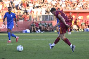 Evan Ferguson al tiro con la Roma