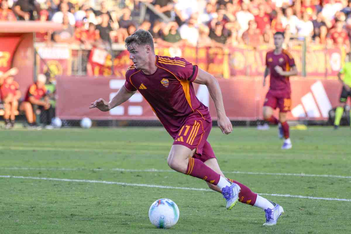 Evan Ferguson in azione con la Roma