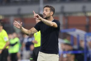 Cesc Fabregas dà indicazioni dalla panchina