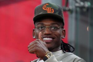 Leao con cappellino e occhiali saluta i tifosi