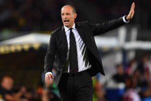 Massimiliano Allegri dà indicazioni da bordocampo
