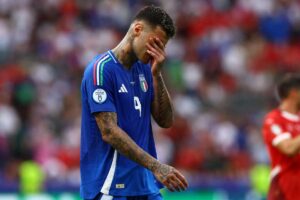 Gianluca Scamacca con una mano sul volto