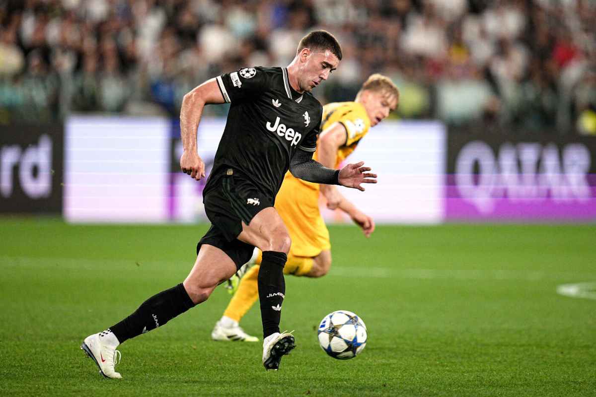 Dusan Vlahovic controlla il pallone