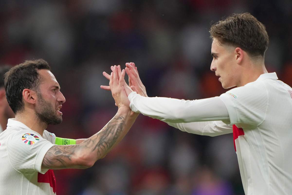 Yildiz e Calhanoglu si danno il cinque