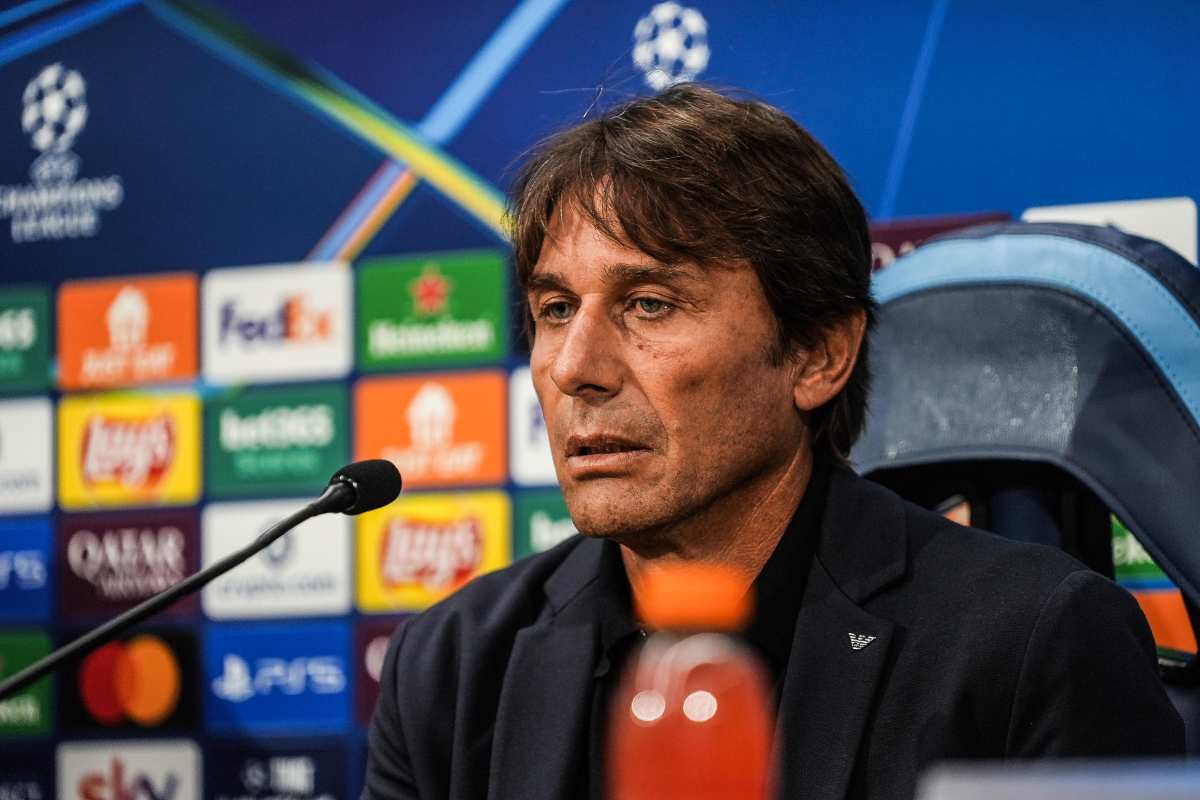 Primo piano di Antonio Conte in conferenza stampa