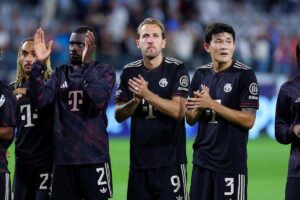Harry Kane e i compagni applaudono i tifosi