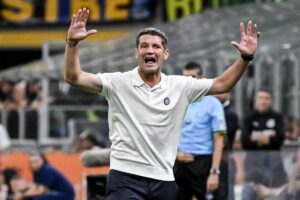 Chivu dà indicazioni da bordo campo