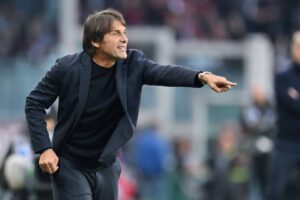 Conte dà indicazioni alla squadra