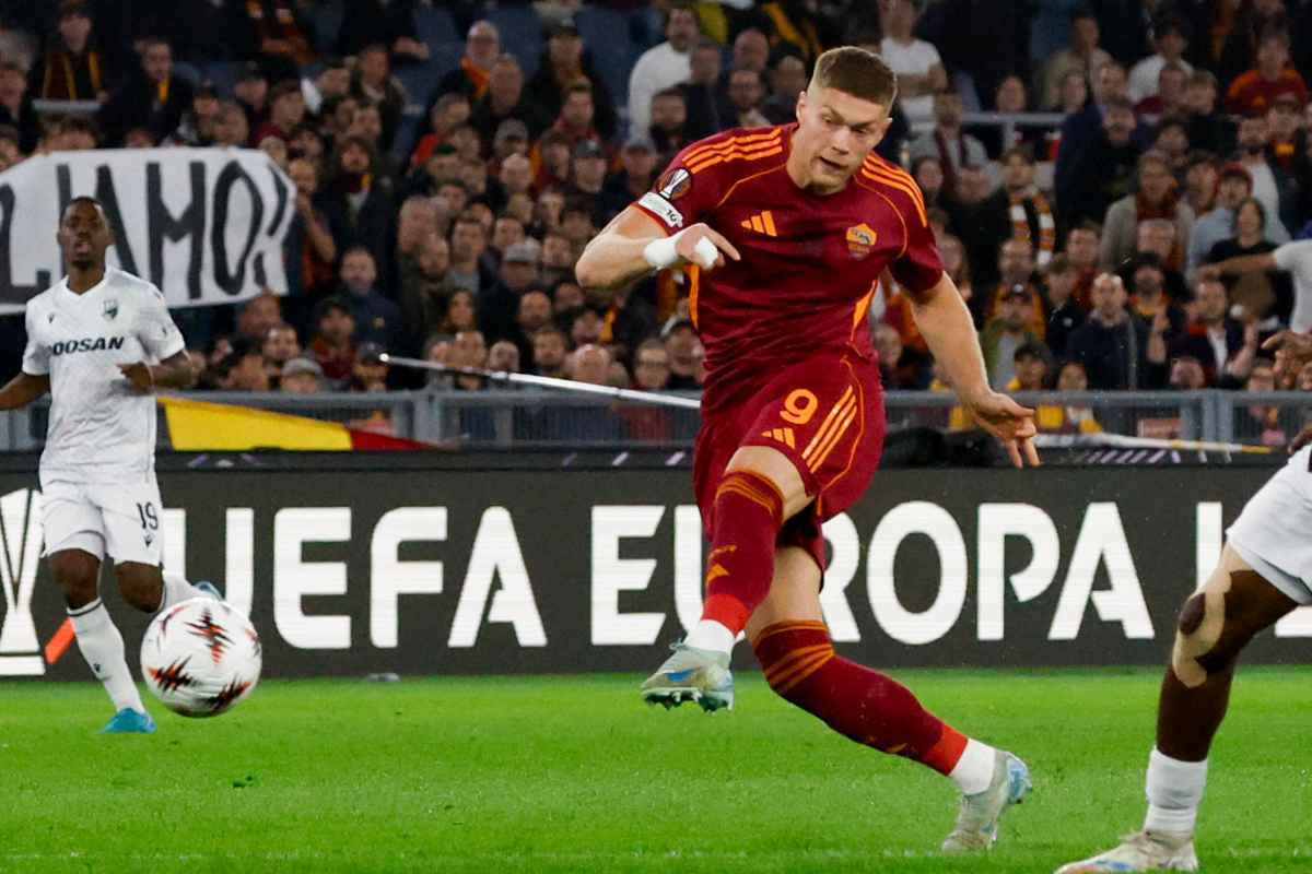 Dovbyk con la maglia della Roma