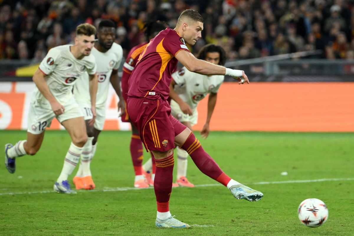 Dovbyk con la maglia della Roma