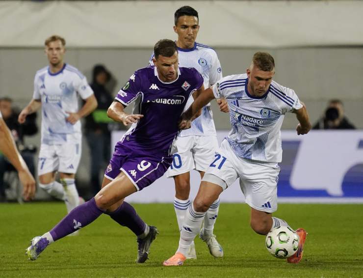 Edin Dzeko in azione in Conference League