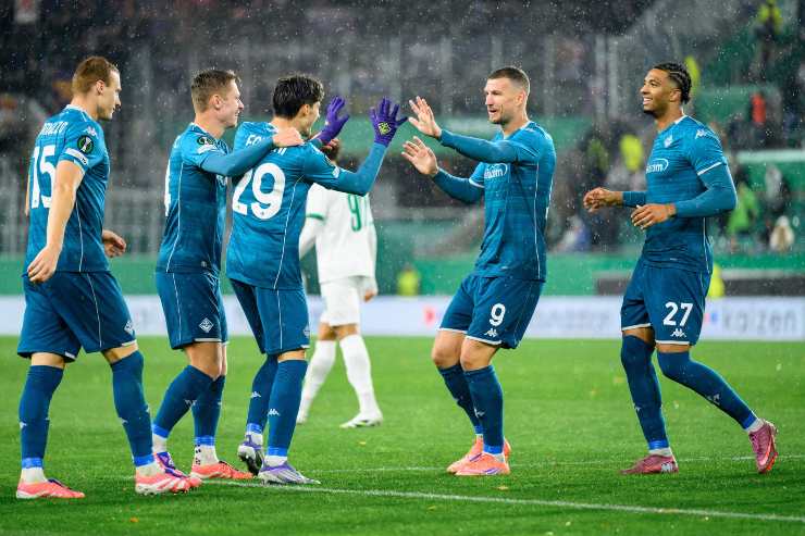 Edin Dzeko festeggia il gol coi compagni
