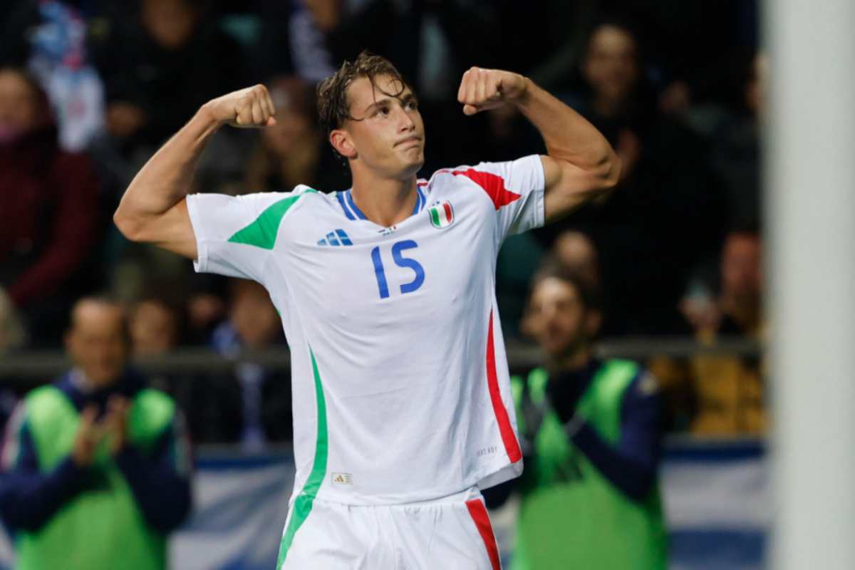 Francesco Pio Esposito con la maglia della Nazionale