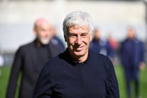 Gasperini sorridente a bordo campo