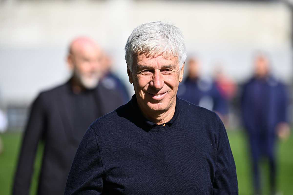 Gasperini sorridente a bordo campo