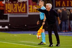 Gasperini dà indicazioni a bordo campo