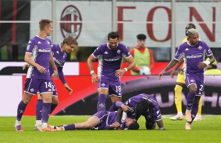 Giocatori della Fiorentina esultano dopo il gol a Milano