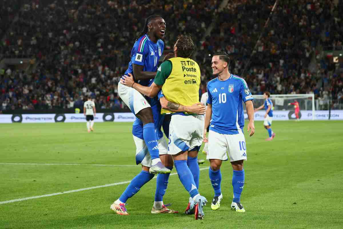 L'Italia esulta dopo un gol con Kean e Retegui