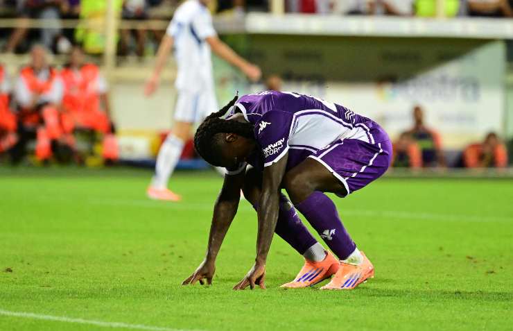 Moise Kean sulle ginocchia dopo un errore