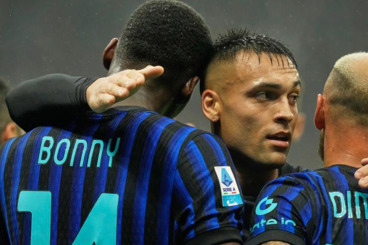 Lautaro Martinez abbracciato dai compagni