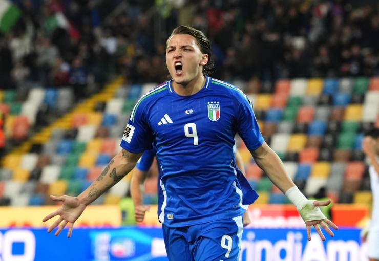 Mateo Retegui esulta con la maglia della Nazionale italiana