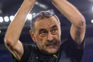 Maurizio Sarri applaude la Curva Nord