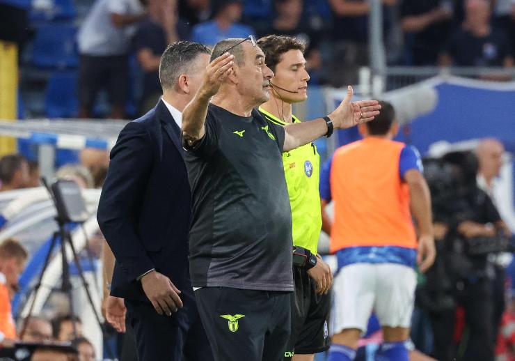 Maurizio Sarri allarga le braccia sconfortato