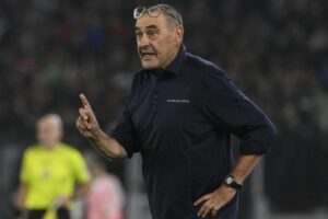 Maurizio Sarri dà indicazioni ai suoi contro la Juve