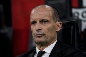Max Allegri concentrato in panchina
