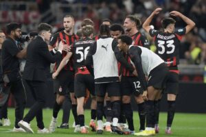 I giocatori del Milan esultano dopo il gol al Napoli