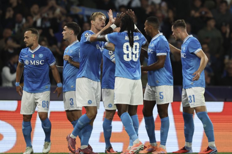 I giocatori del Napoli festeggiano il gol