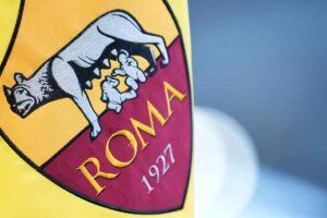 Il logo della Roma su una bandierina all'Olimpico