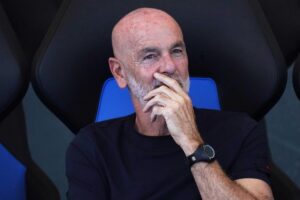 Stefano Pioli pensieroso in panchina