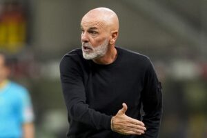 Stefano Pioli dà indicazioni ai suoi a San Siro