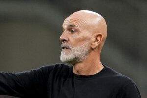 Stefano Pioli dà indicazioni ai suoi