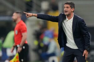 Cristian Chivu dà indicazioni ai suoi giocatori