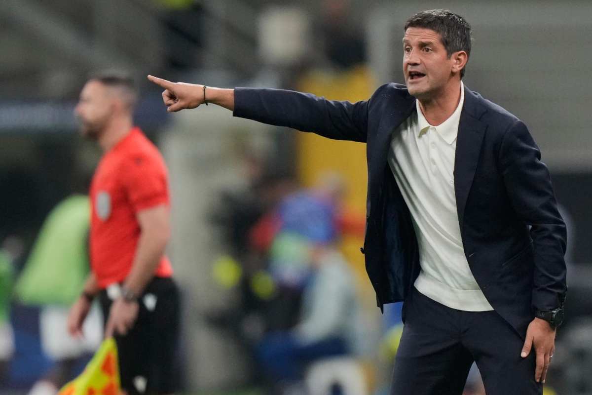Cristian Chivu dà indicazioni ai suoi giocatori