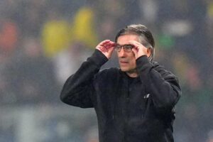 Ivan Juric si sistema gli occhiali