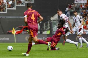 Manu Kone interviene in scivolata