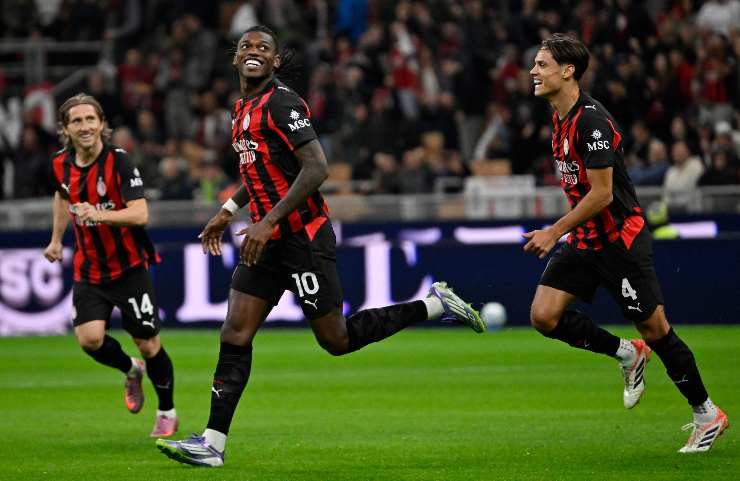 Rafa Leao esulta dopo il gol segnato al Pisa