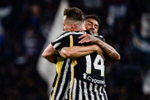 Milik abbracciato da un compagno di squadra
