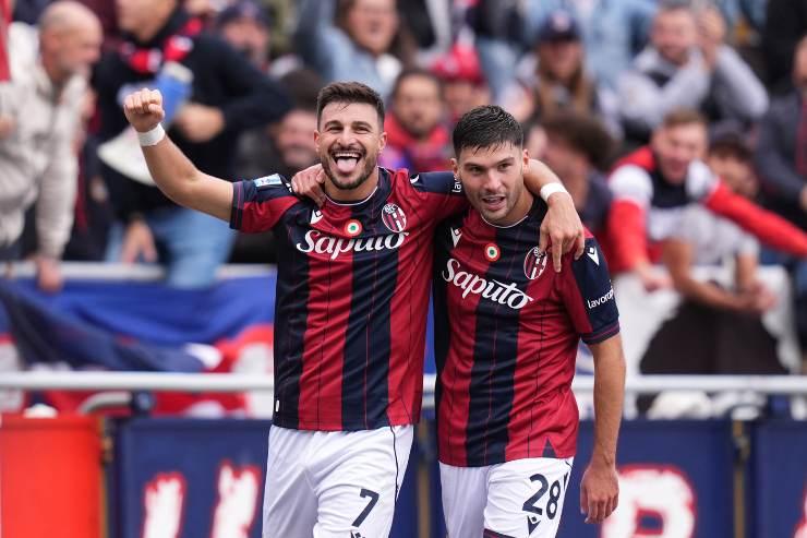 Orsolini e Cambiaghi si abbracciano dopo il gol del Bologna