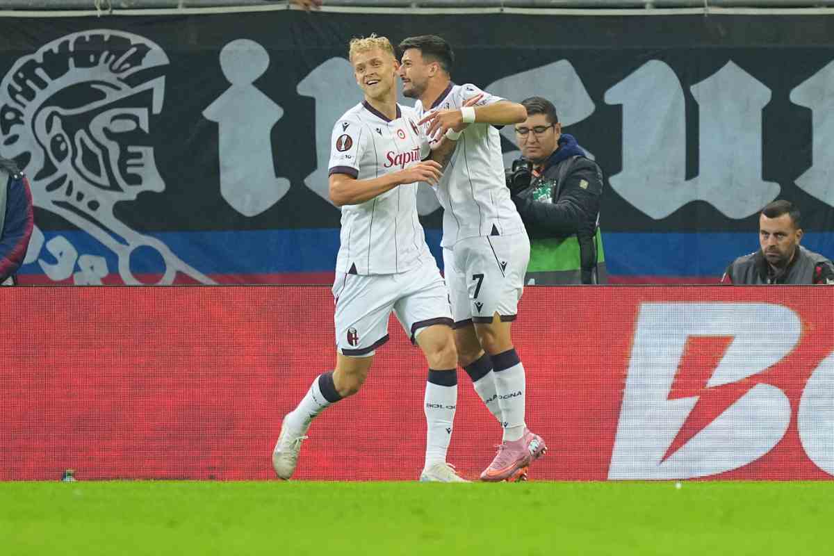 Orsolini e Odgaard si abbracciano dopo il gol