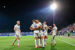 gruppo di calciatori abbracciati