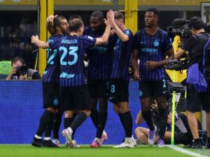 i giocatori dell'Inter esultano dopo il gol